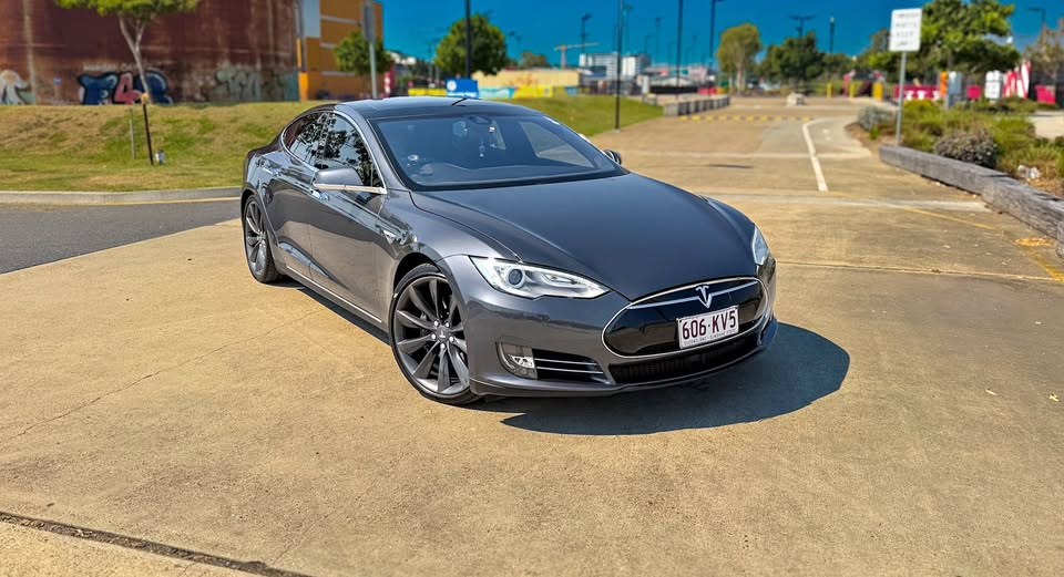 2015 Tesla Model S 85 1.jpg